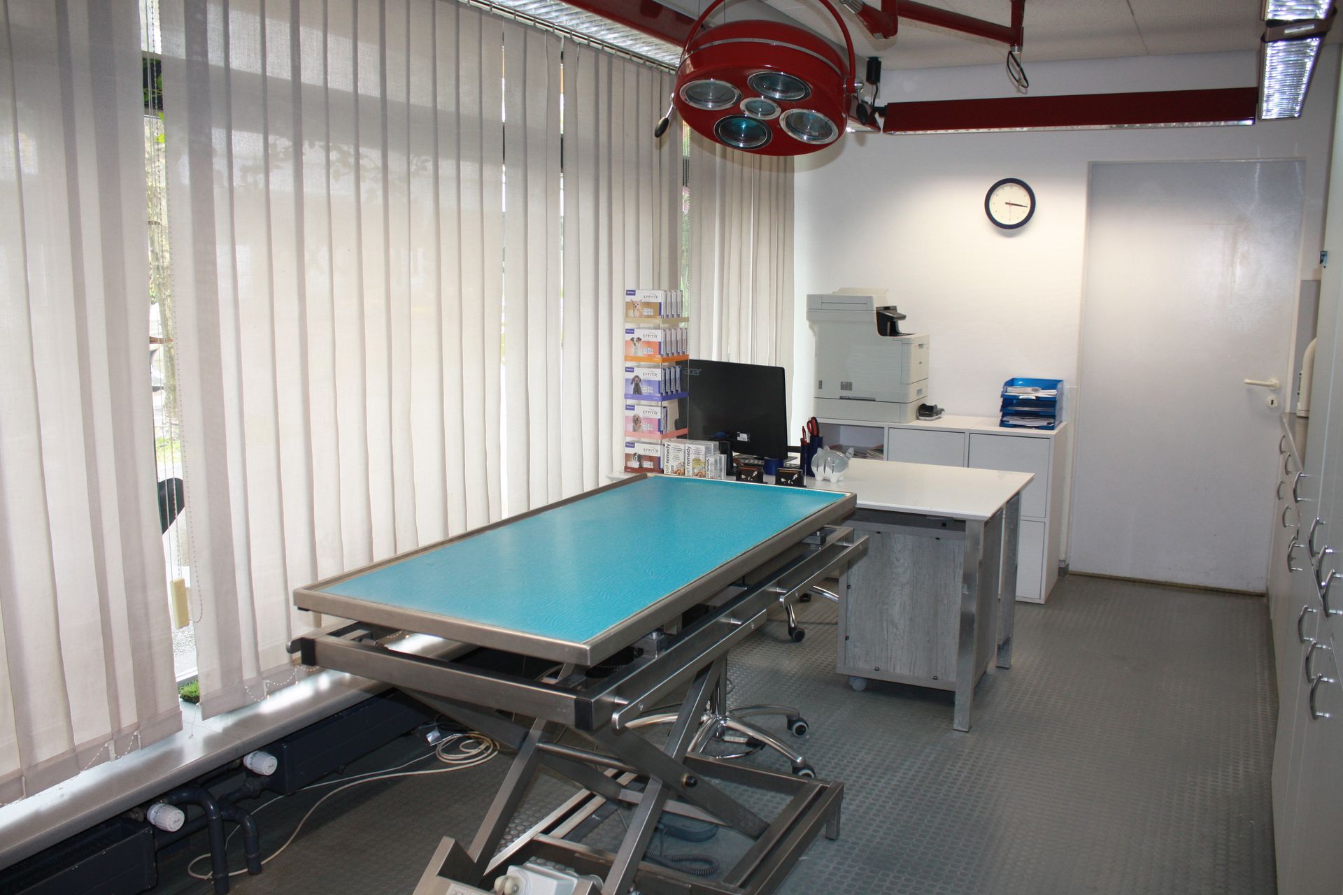 Ein Raum mit einem Tisch und einer Uhr an der Wand