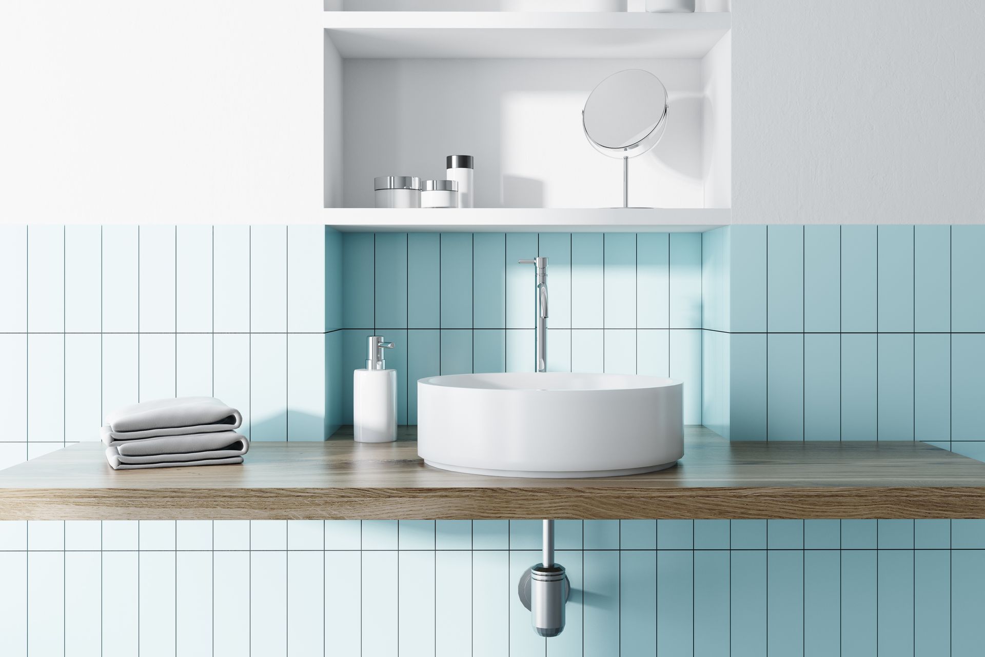 Salle de bains avec lavabo blanc, carrelage bleu, étagère en bois et étagères blanches contenant des articles de toilette.