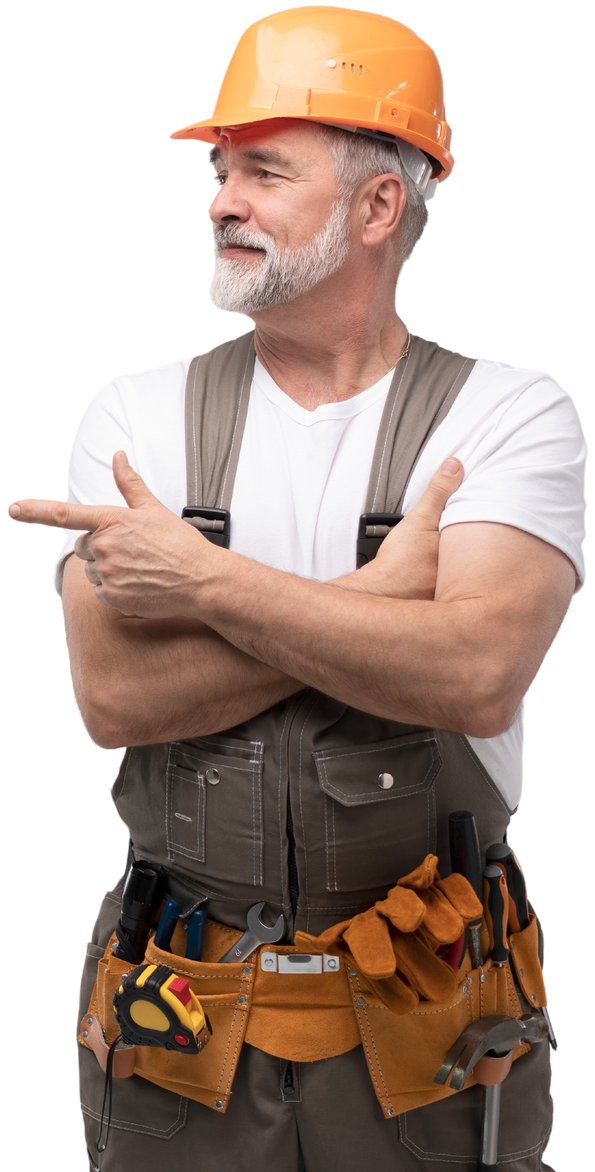 Un ouvrier portant un casque et une ceinture à outils se tient debout, les bras croisés, pointant du doigt sur le côté, sur fond blanc.