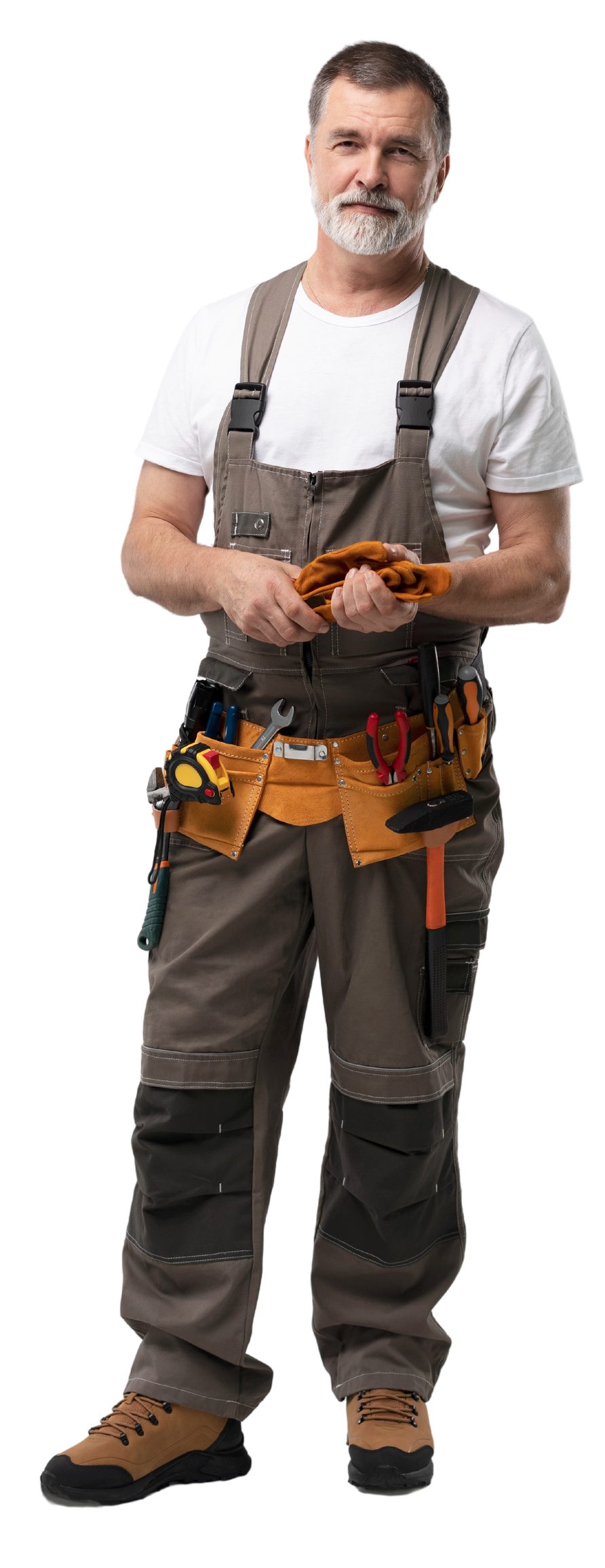 Une personne en salopette de travail marron et ceinture à outils, debout et tenant un chiffon marron sur fond blanc.