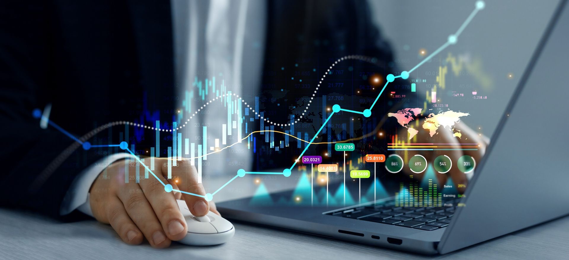 Persona con traje analizando datos financieros en una computadora portátil con un mouse