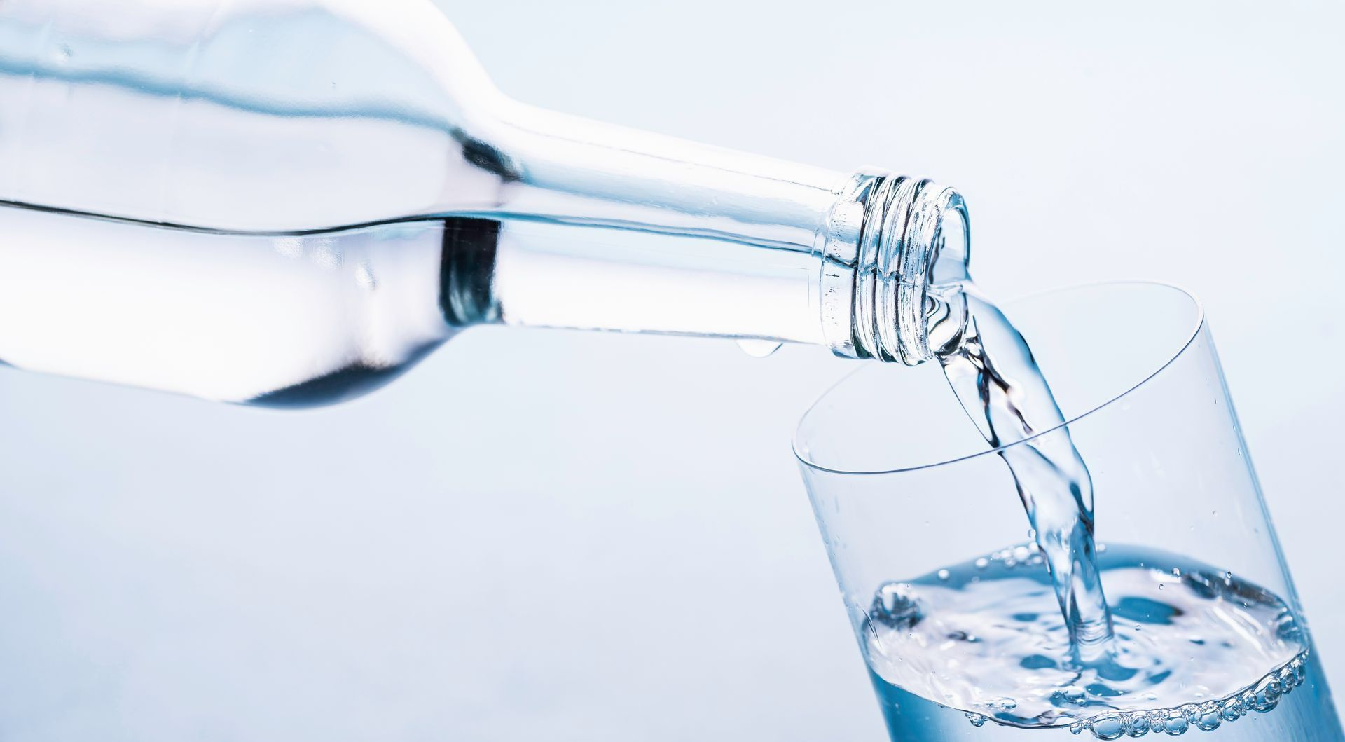 Bouteille d'eau remplissant un verre