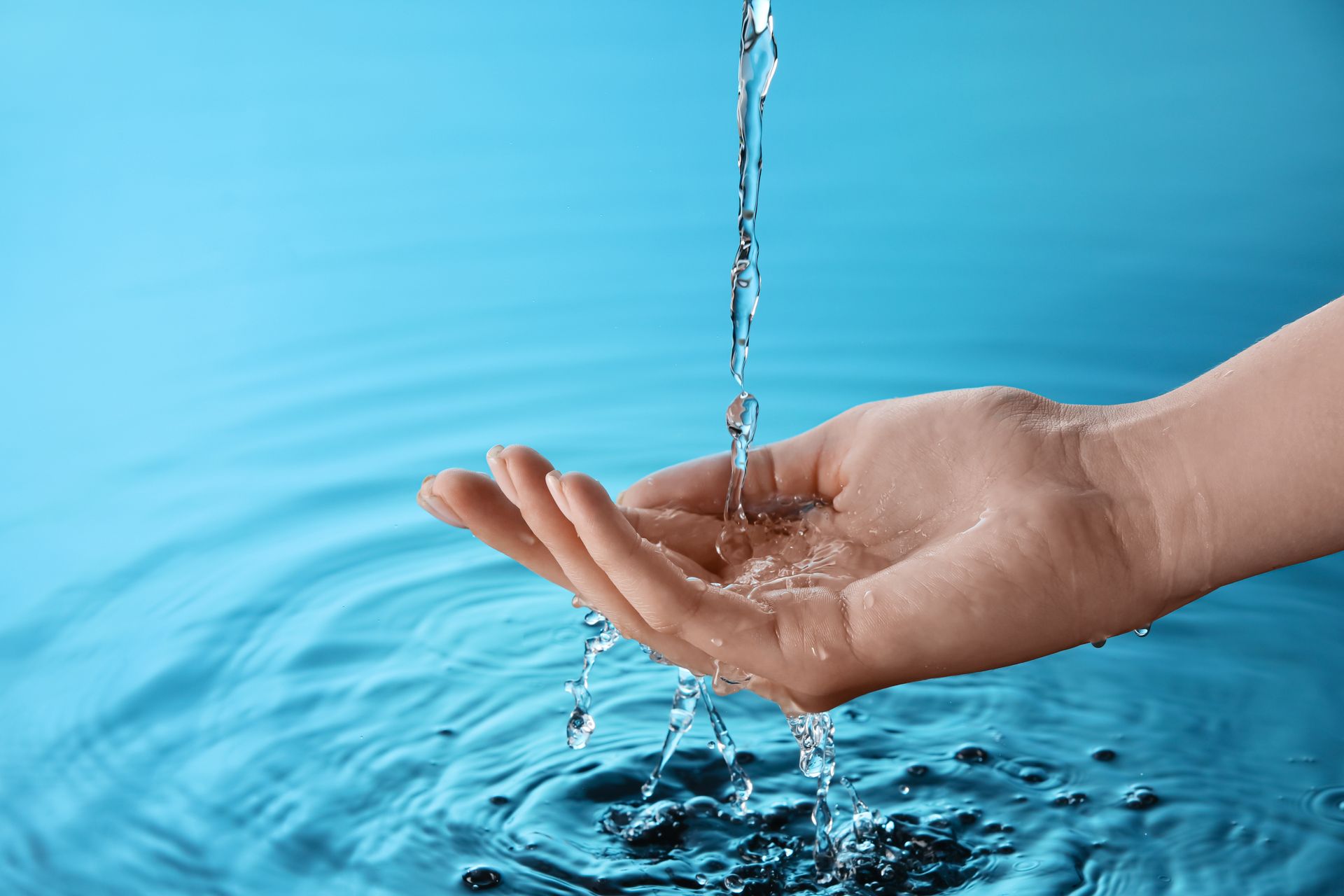 Eau coulant dans la paume d'une main