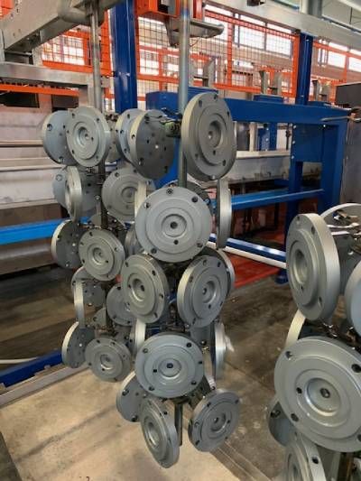 anodizzazione su componenti in metallo e alluminio