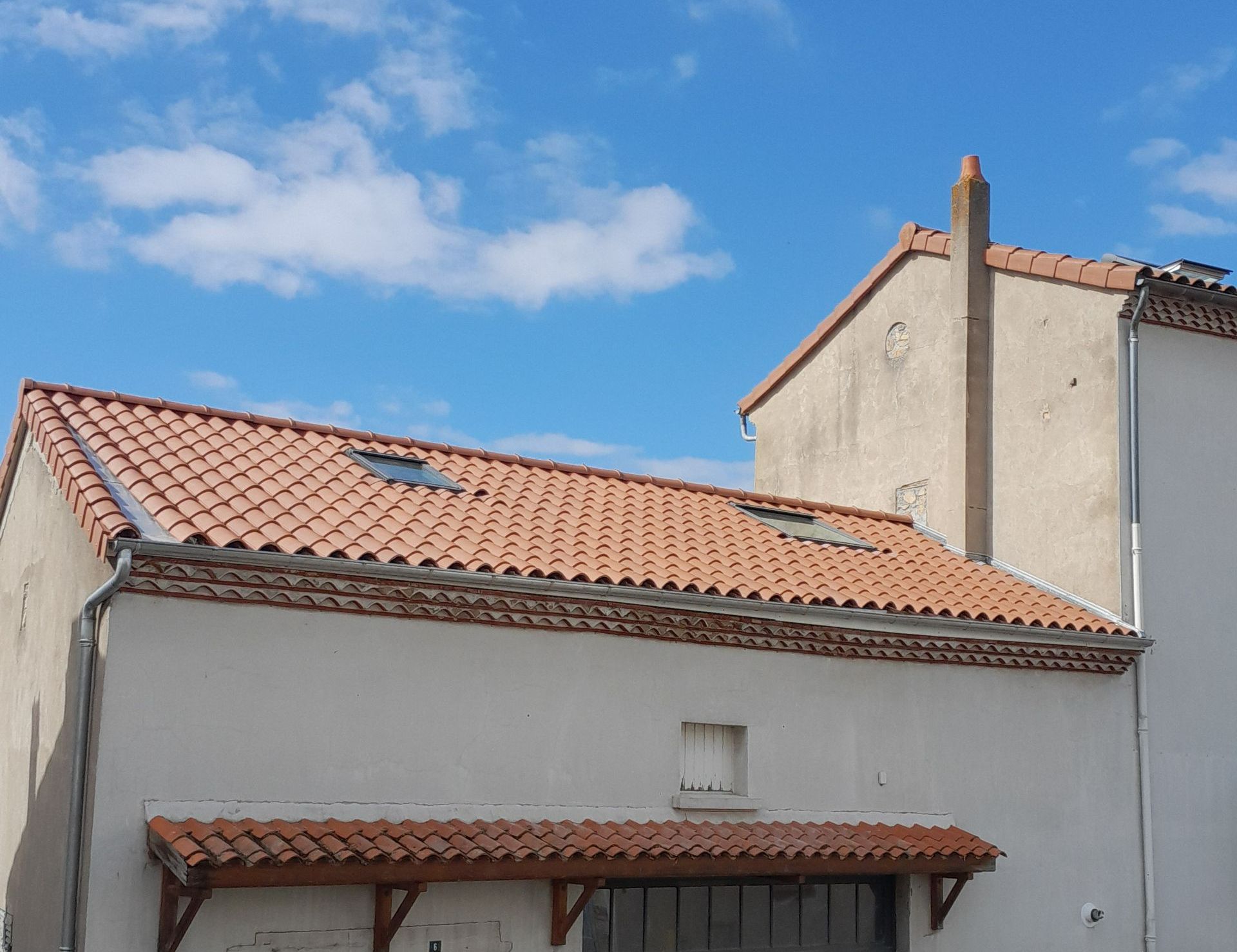 Une maison avec des fenêtres de toit