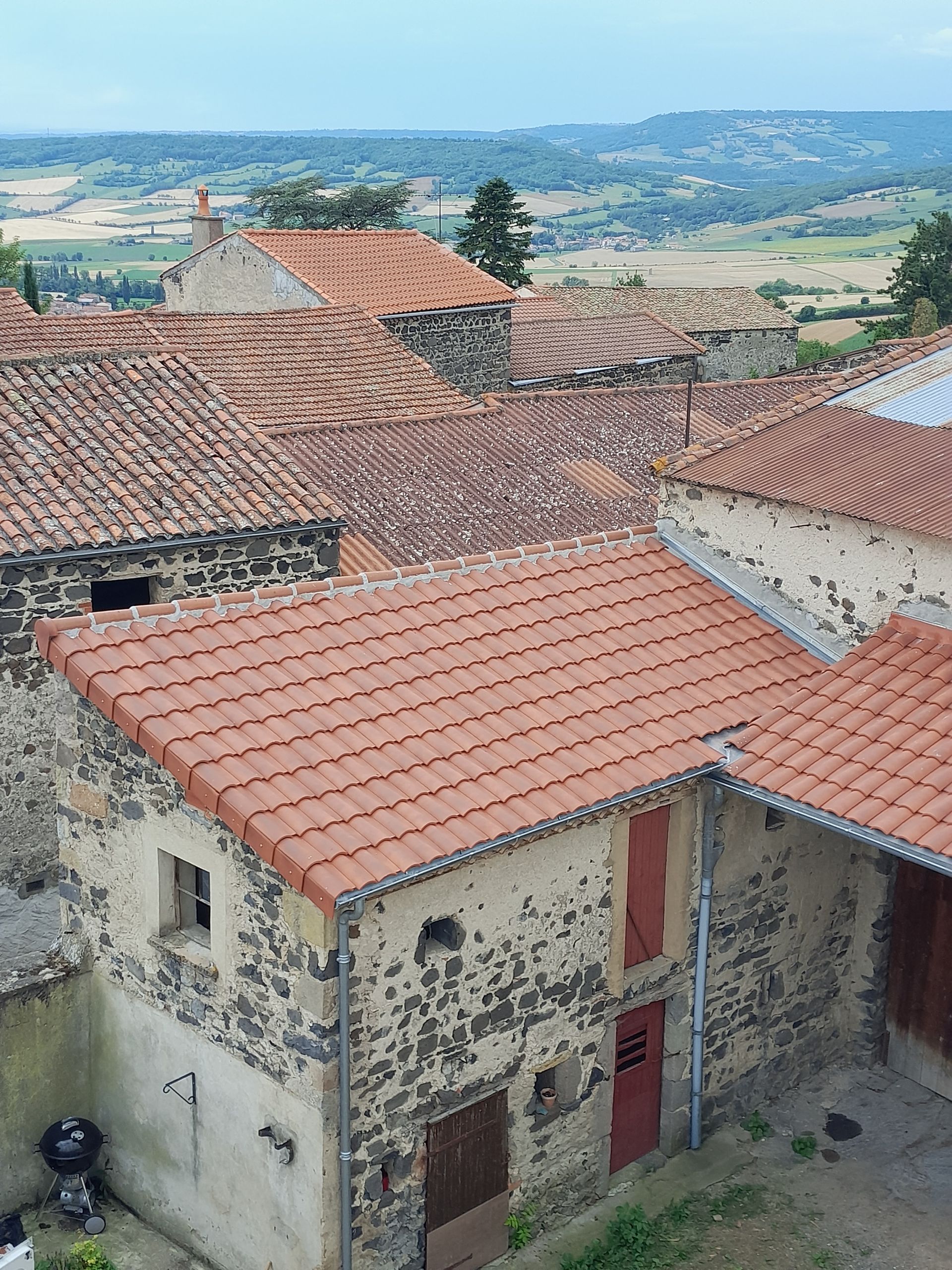 Un toit en tuile de terre cuite