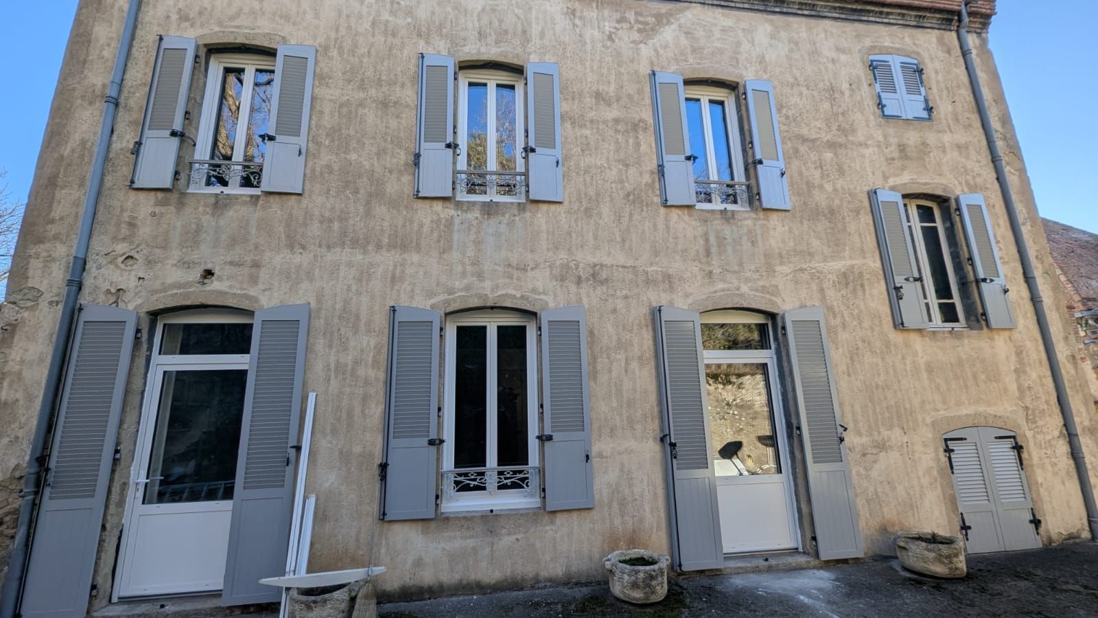 Façade de maison avec des volets battants