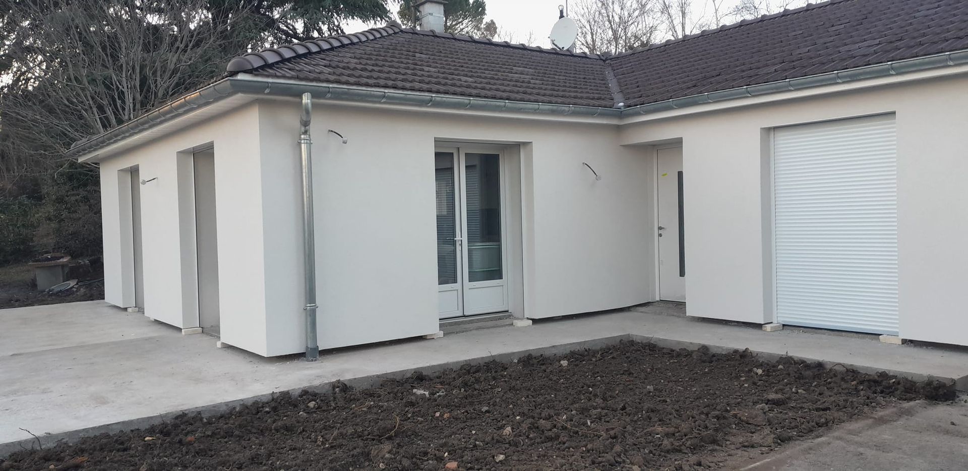 Une porte d'entrée vitrée et deux fenêtres latérales