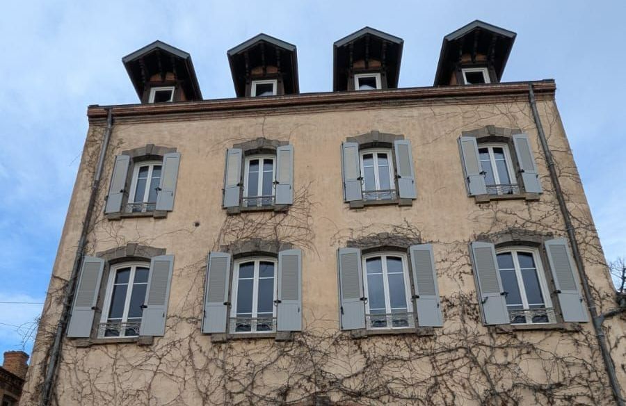 Une maison avec des volets battants