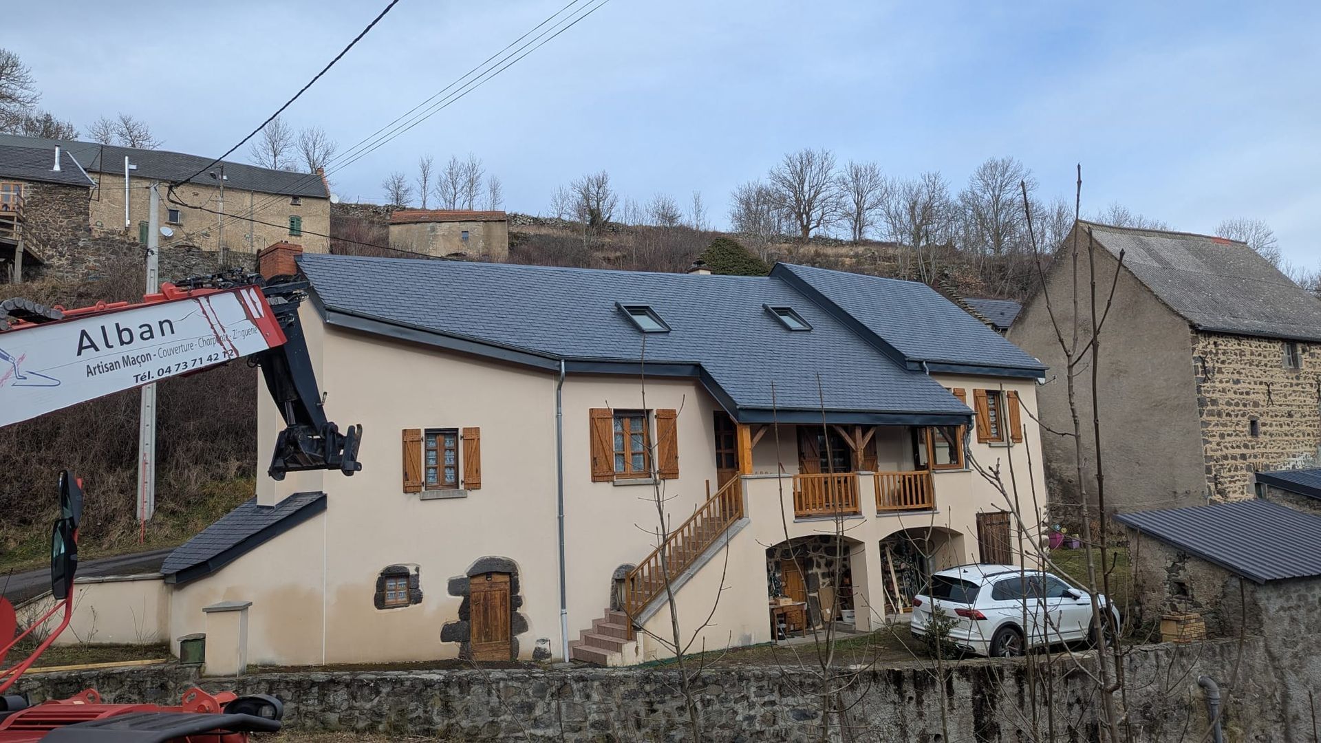 Une maison avec un toit en ardoise