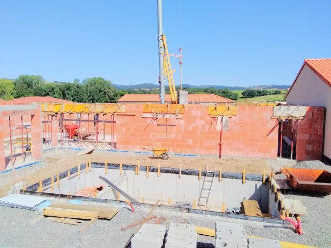 Mur en brique derrière une piscine creusée