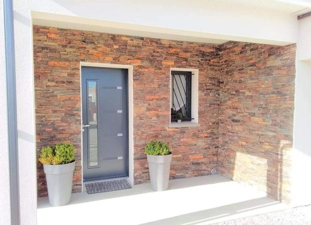 Une façade en pierre et une porte d'entrée