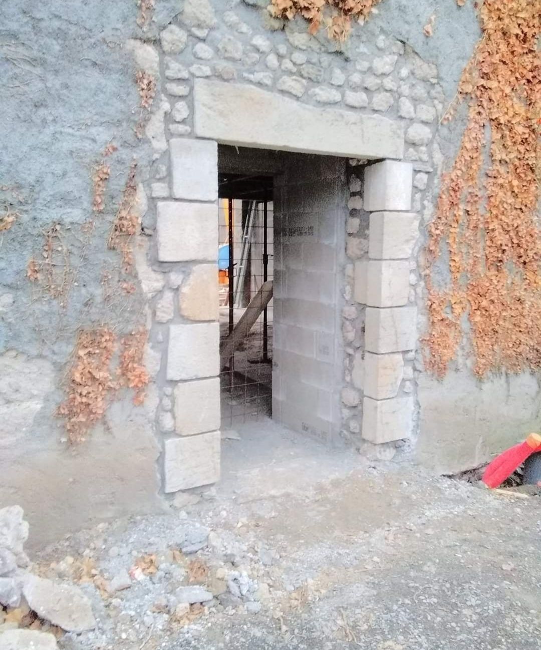Une entrée en pierre