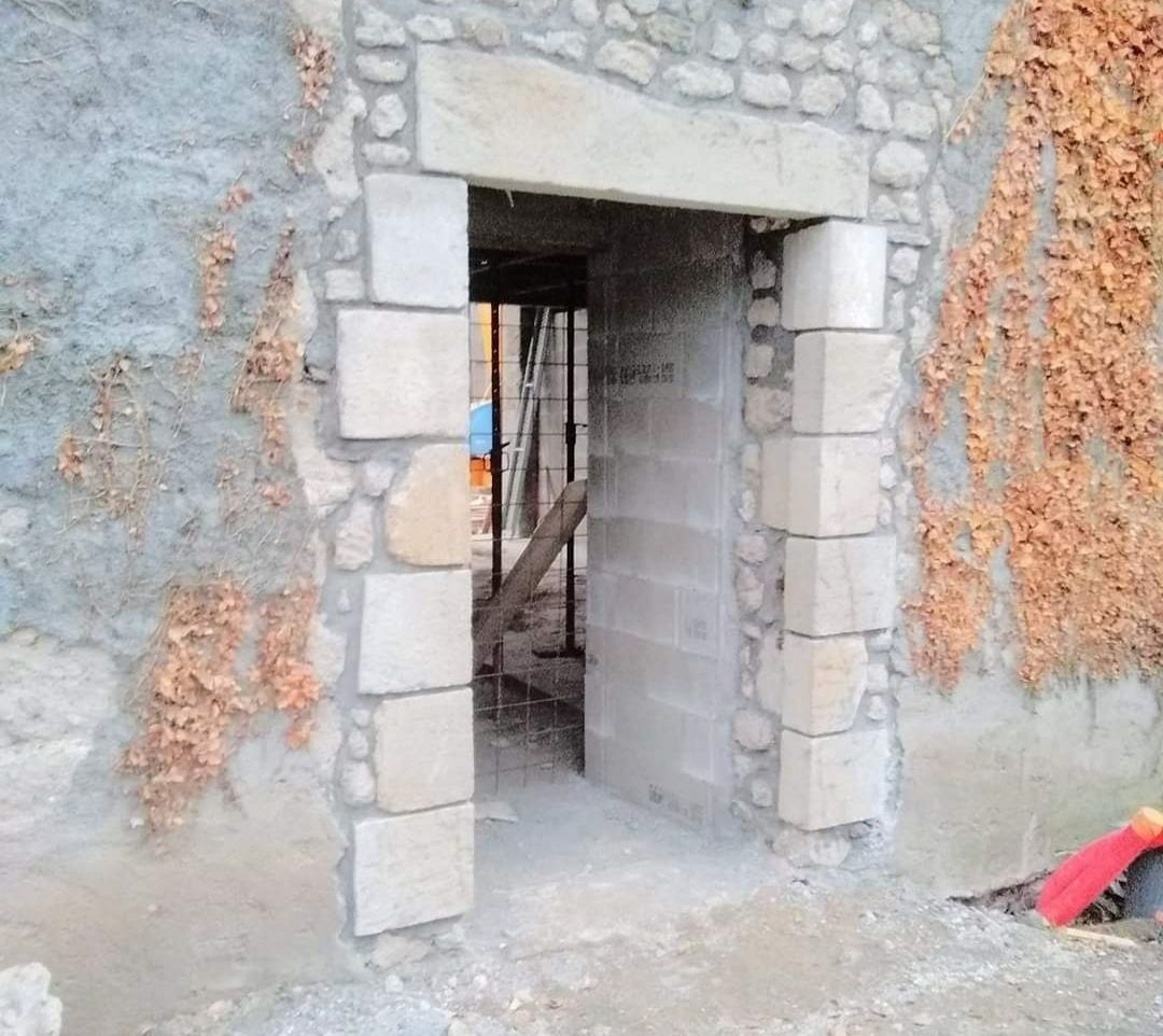 Une entrée en pierre de taille