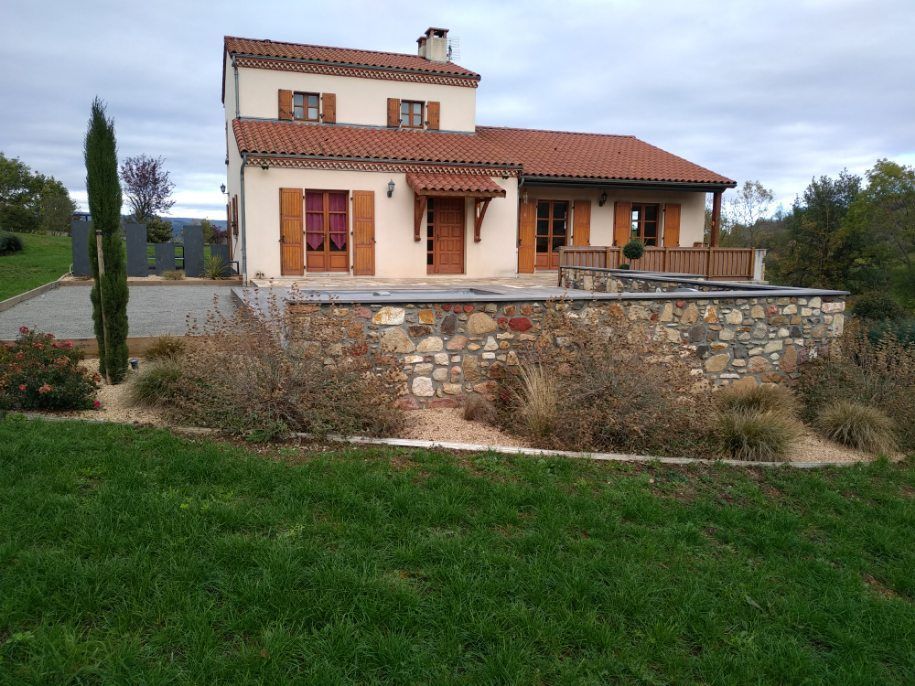 Un pavillon dans un jardin