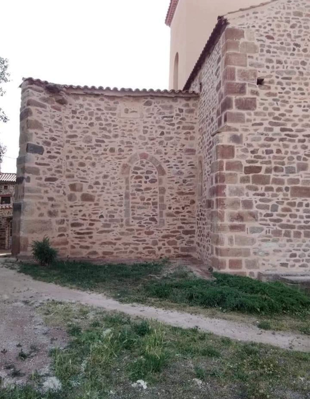 Façade en pierre d'une église