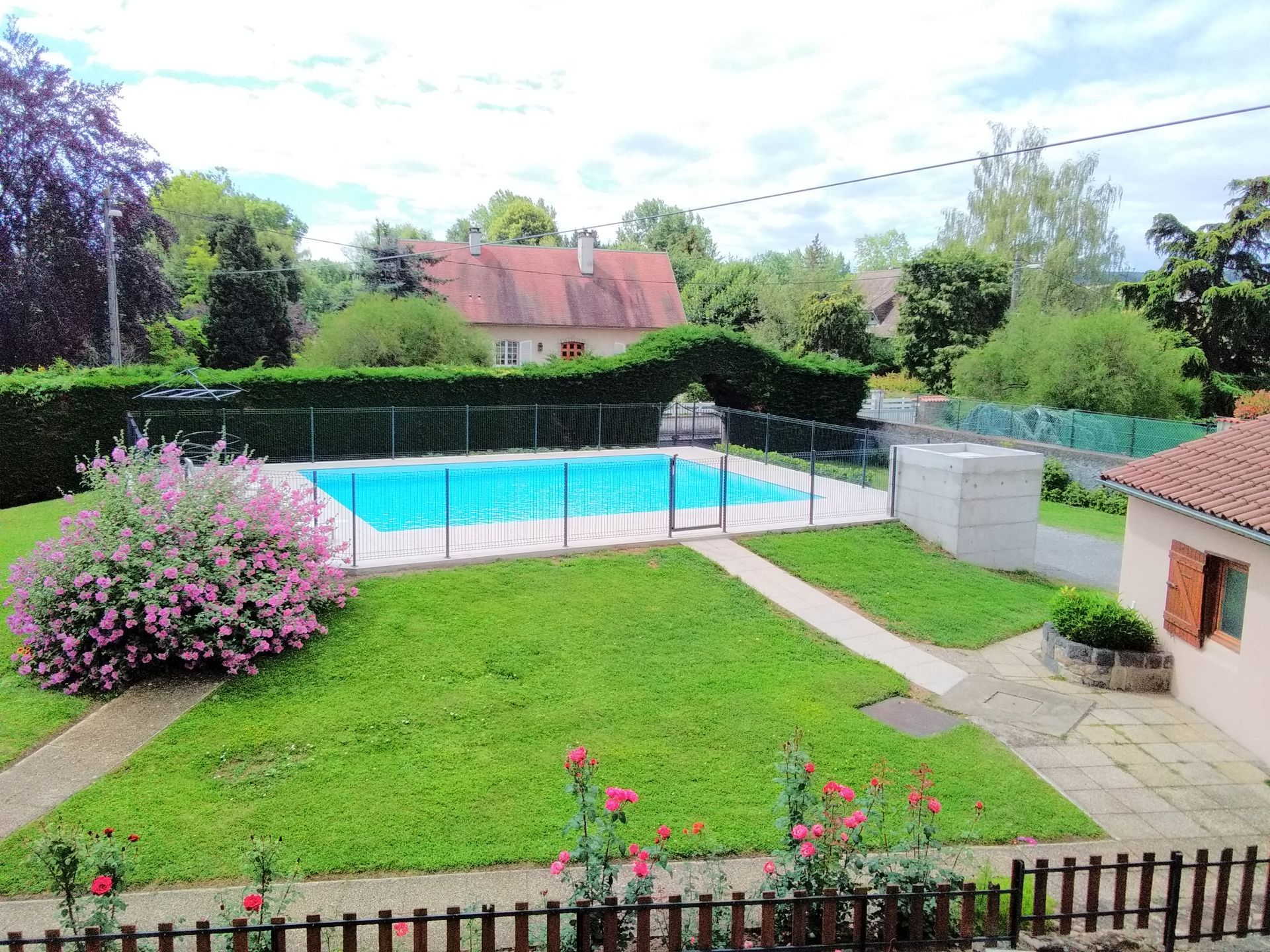Une piscine avec une clôture