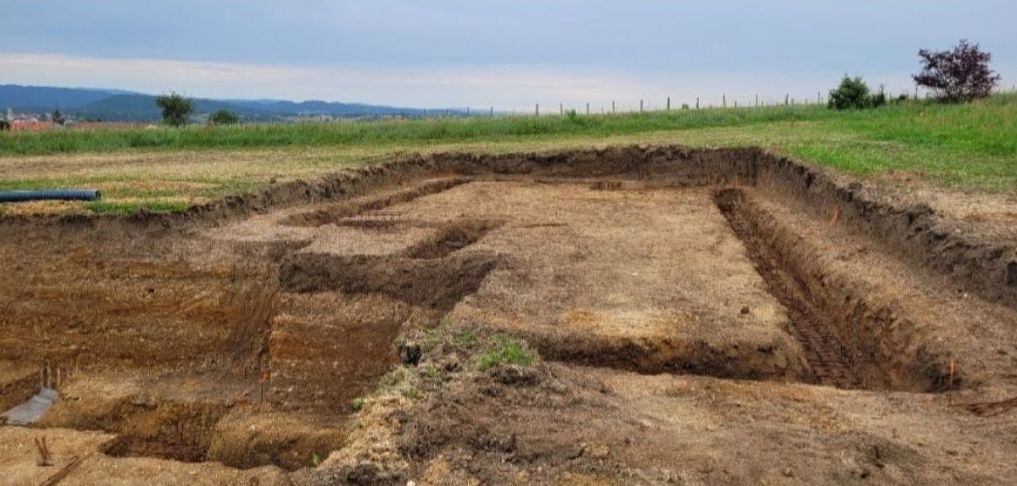 Un terrain avec des tranchées
