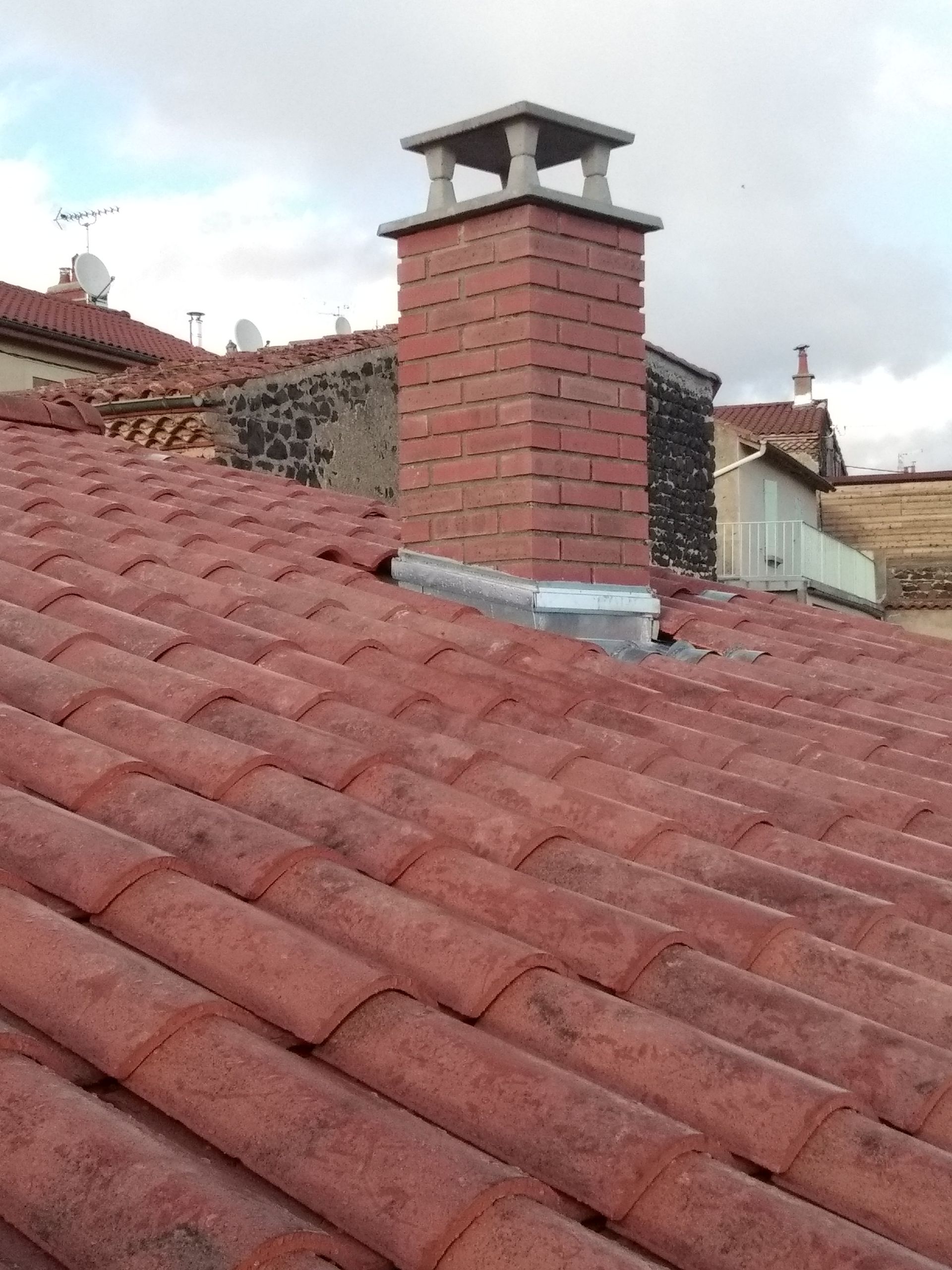 Une toiture en tuile et une cheminée