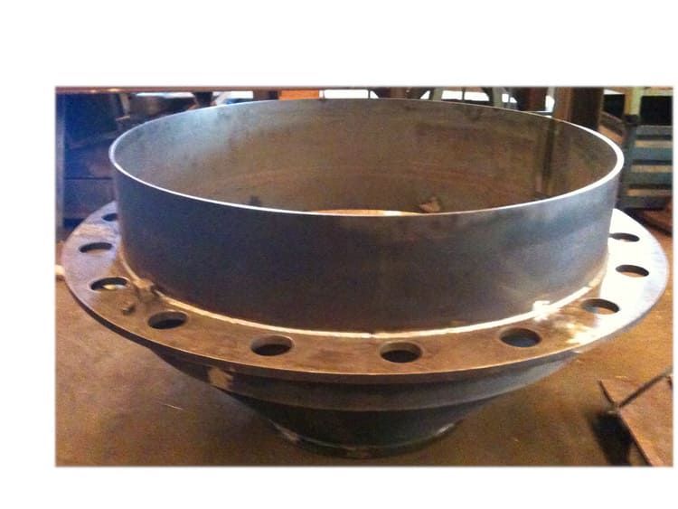 Un gran objeto de metal con agujeros está sobre una mesa.