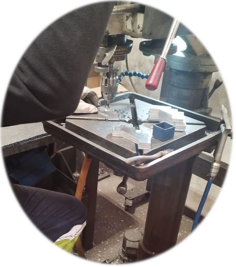 Una persona está trabajando en una máquina con un mango rojo.