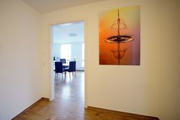 Logopädin macht Sprechübungen mit einem Mädchen