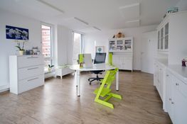 Logopädin macht Sprechübungen mit einem Mädchen