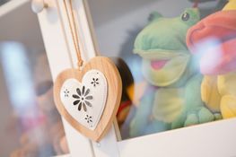 Logopädin macht Sprechübungen mit einem Mädchen