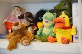 Logopädin macht Sprechübungen mit einem Mädchen