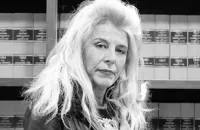 Una fotografía en blanco y negro de una mujer con cabello largo y blanco.