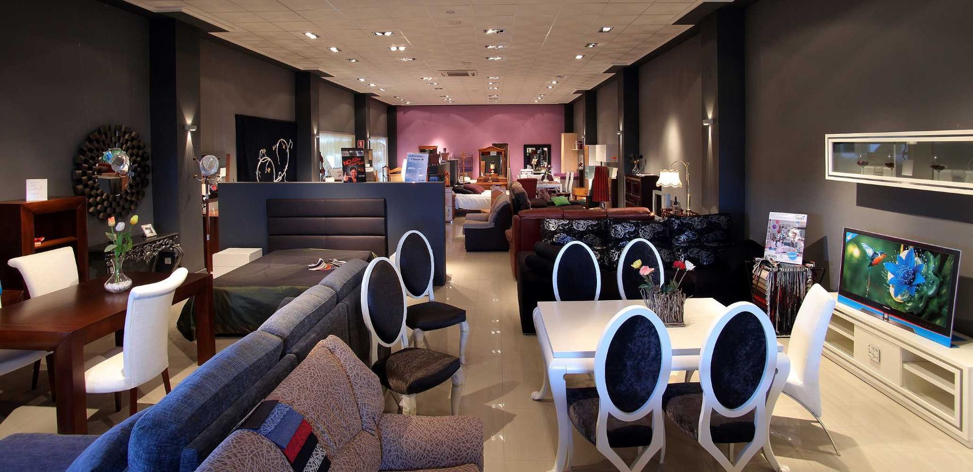 Una sala de estar llena de muebles que incluye un sofá, una mesa y sillas.