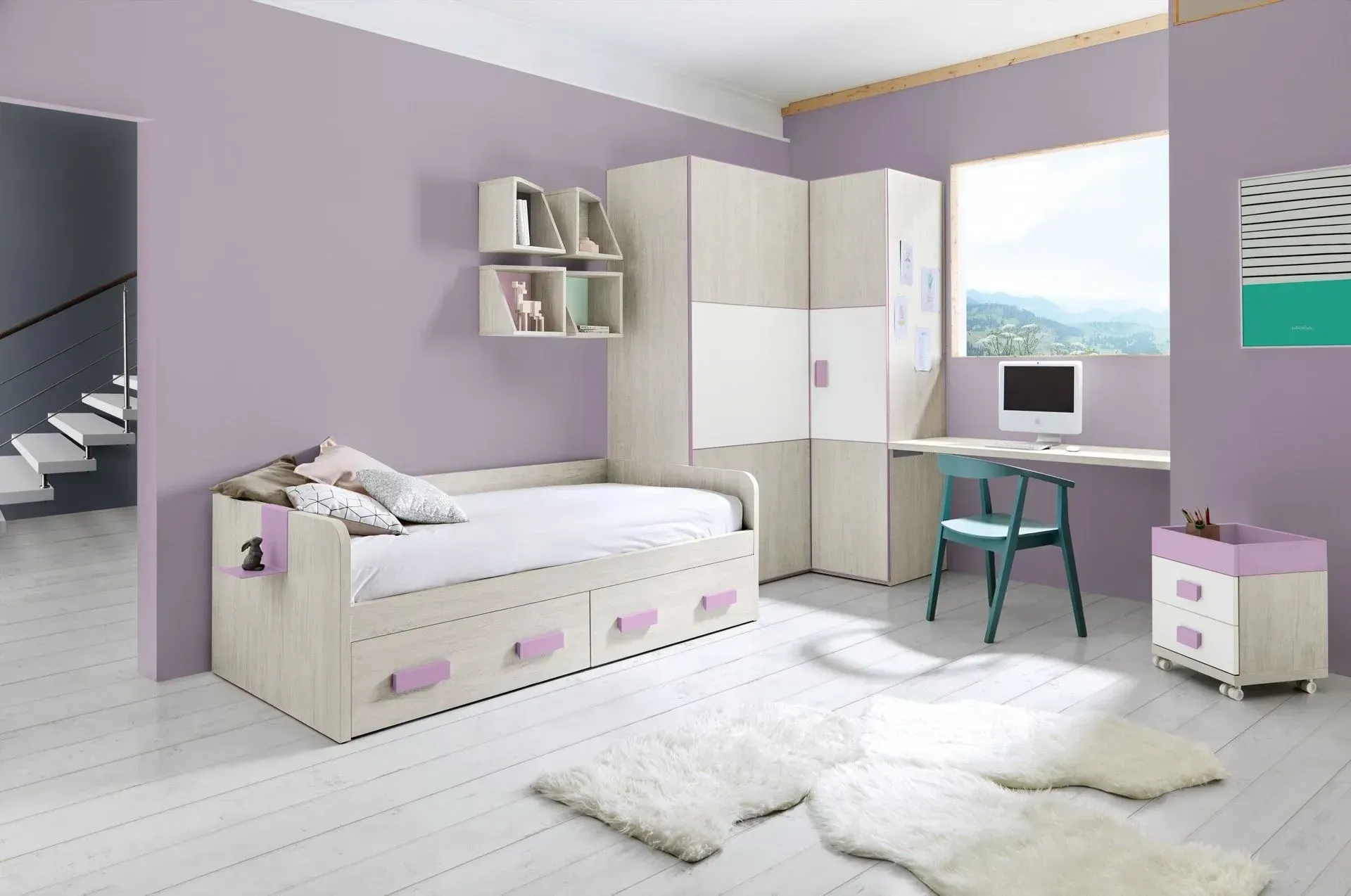 Dormitorio con paredes color lila, muebles de madera clara, cama con almacenaje, escritorio y alfombras mullidas.