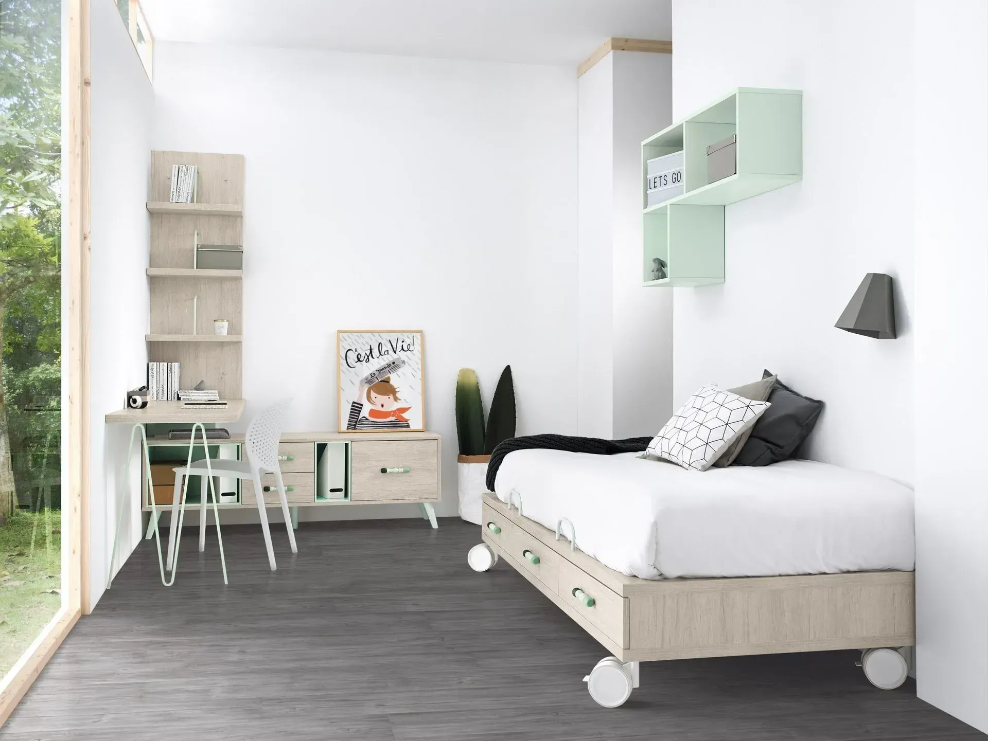 Dormitorio con paredes blancas, cama con ruedas, escritorio, estanterías y un gran ventanal.