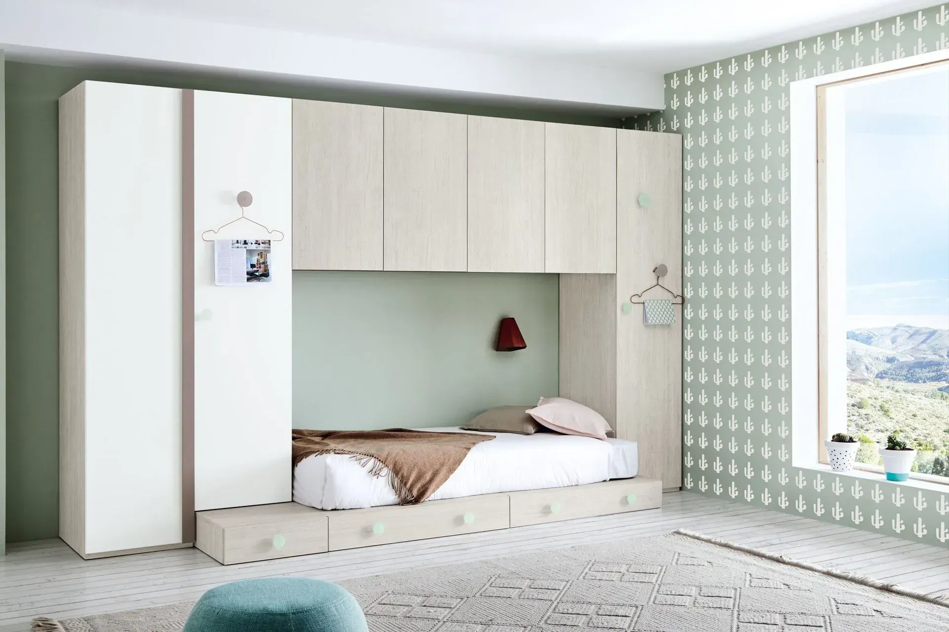 Dormitorio con cama empotrada y armarios. Las paredes son de color verde claro y la cama tiene una manta marrón.