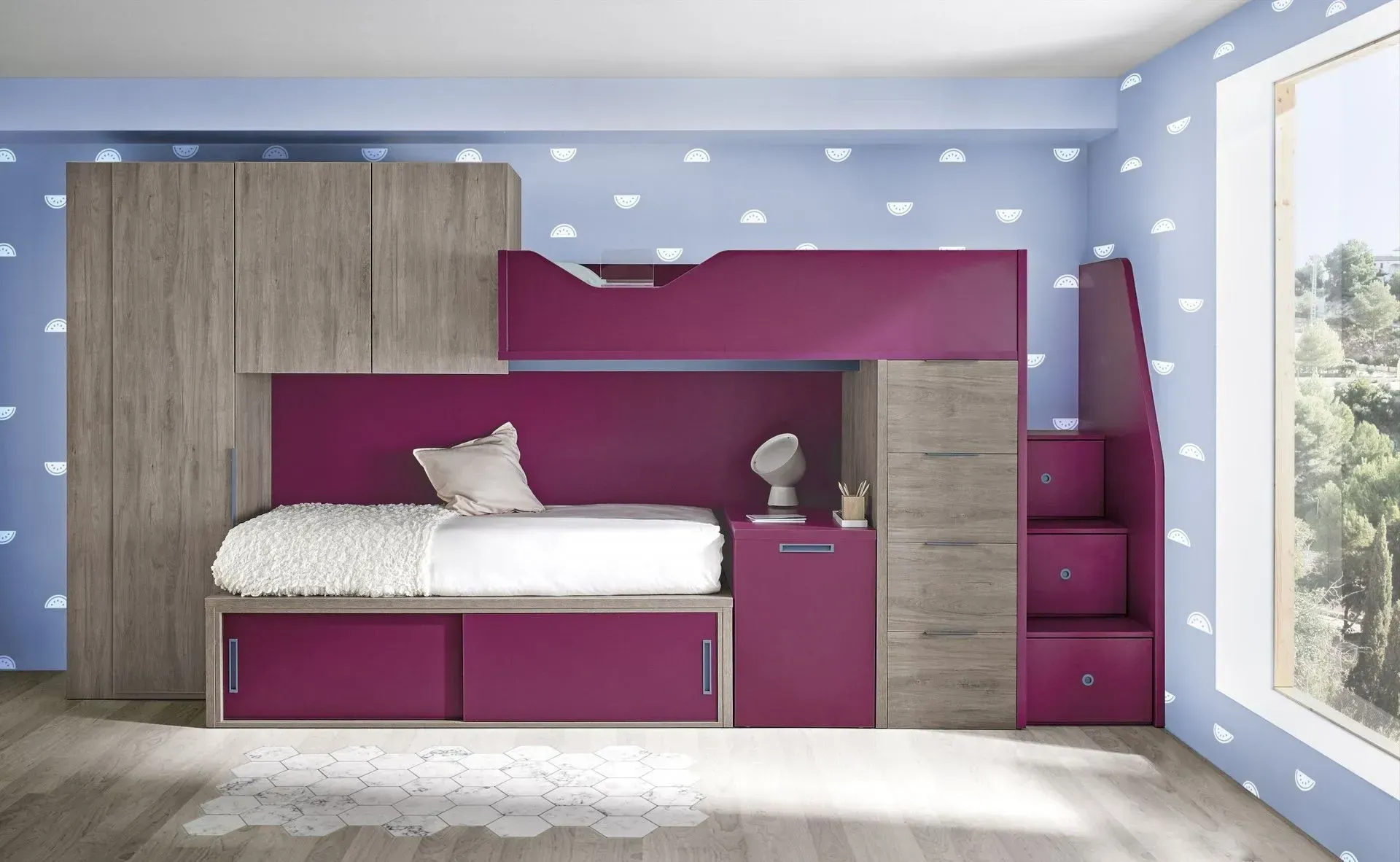 Dormitorio con cama alta, detalles en magenta, armario gris y escalera. Papel pintado con estampado de nubes azules.