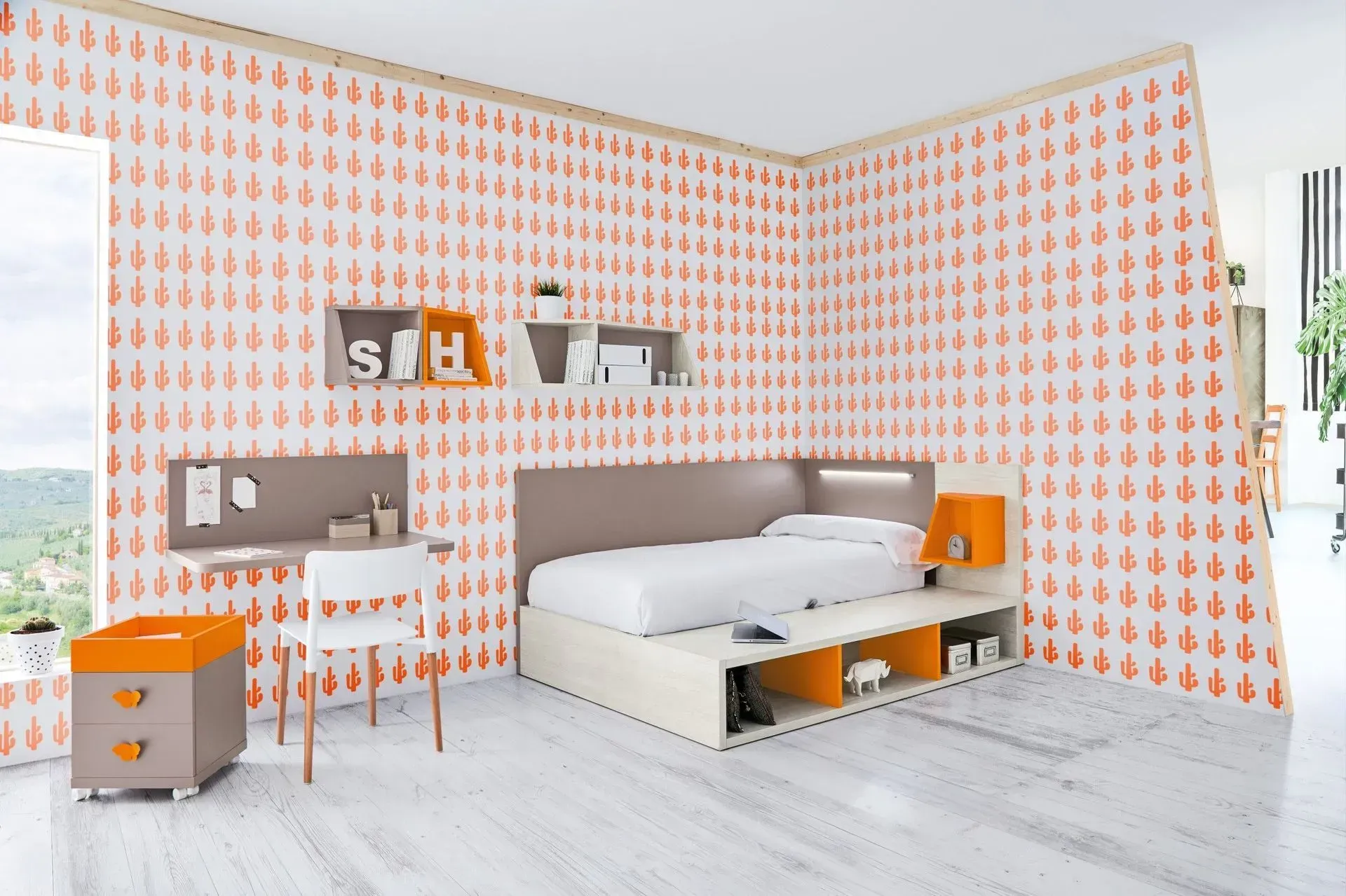 Dormitorio moderno con papel tapiz con estampado naranja, cama empotrada, escritorio y espacio de almacenamiento.