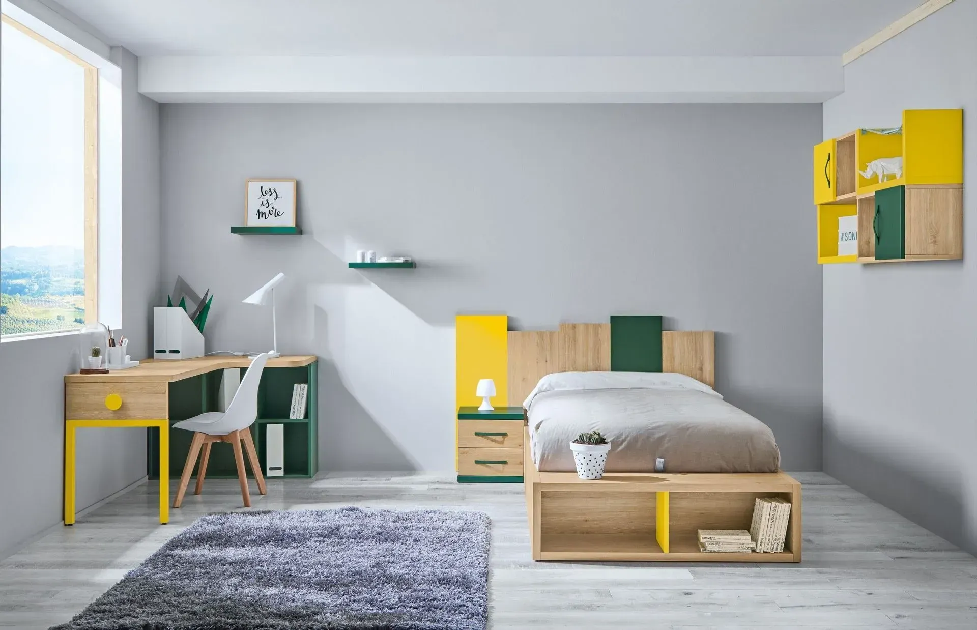Un dormitorio moderno con cama, escritorio y muebles de almacenaje. Detalles en amarillo y verde sobre fondo gris.