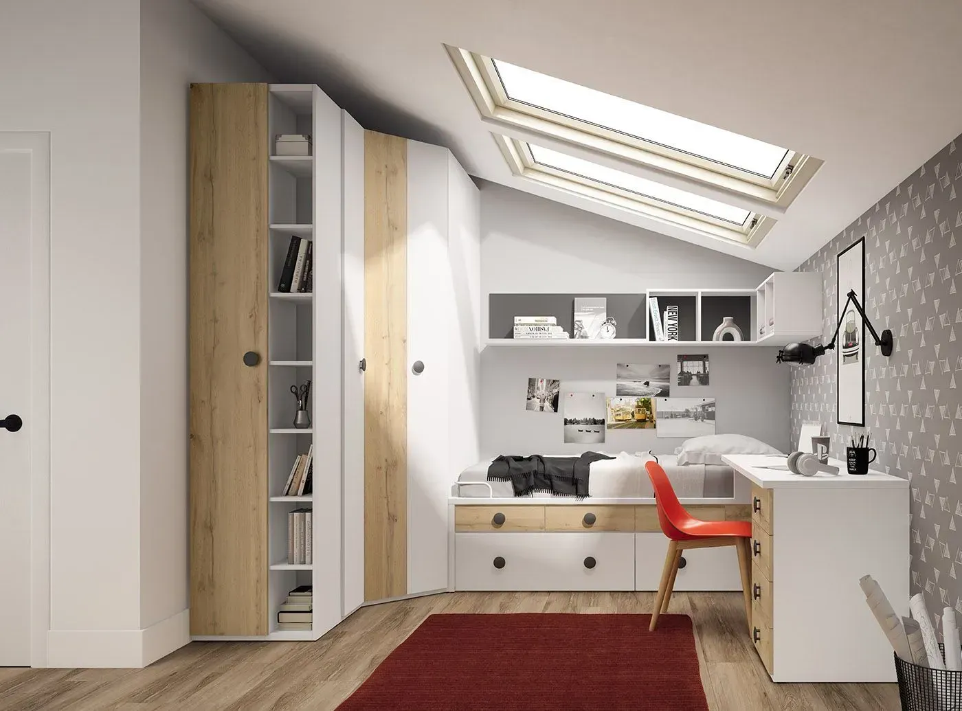 Dormitorio con techo inclinado, claraboya y muebles empotrados blancos y de madera. Alfombra y silla rojas.