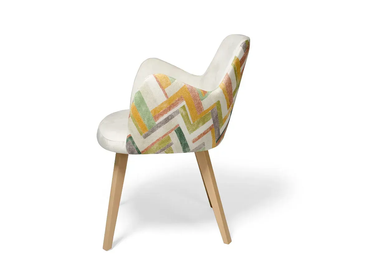 Una silla colorida con patas de madera sobre un fondo blanco.