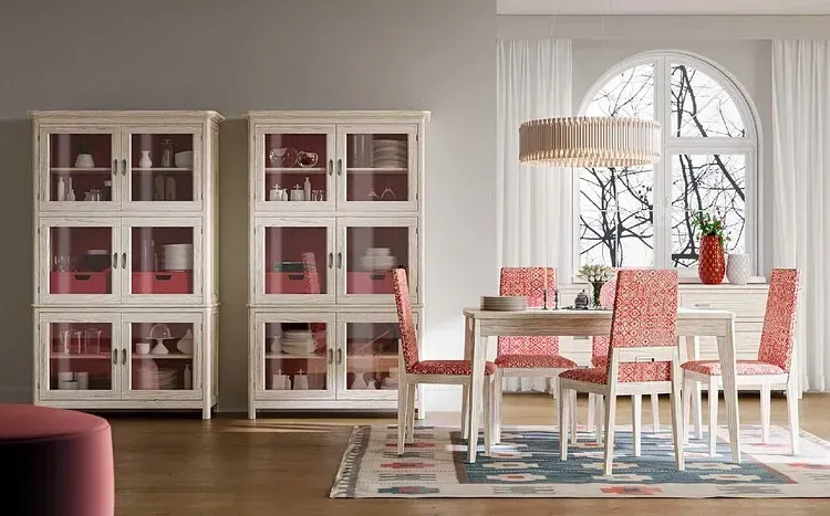 Un comedor con mesa y sillas y una ventana.