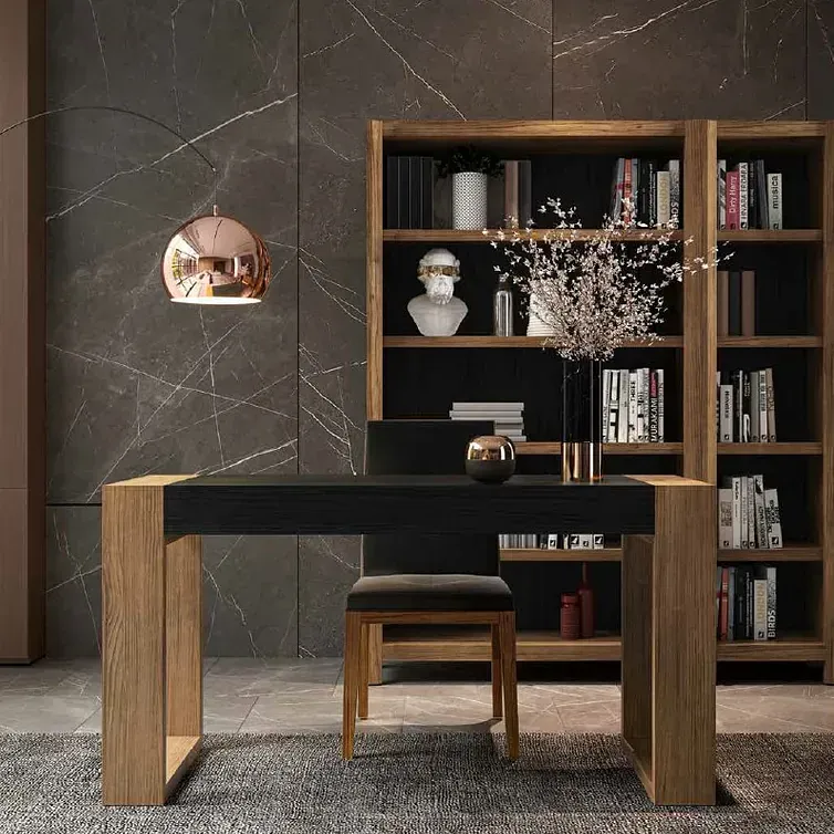 Un escritorio y una silla en una habitación con una estantería.