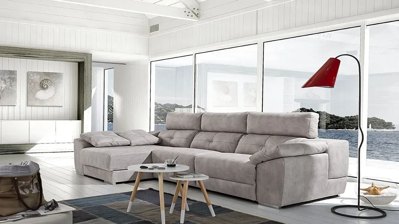 Una sala de estar con un sofá, una mesa de café y una lámpara.