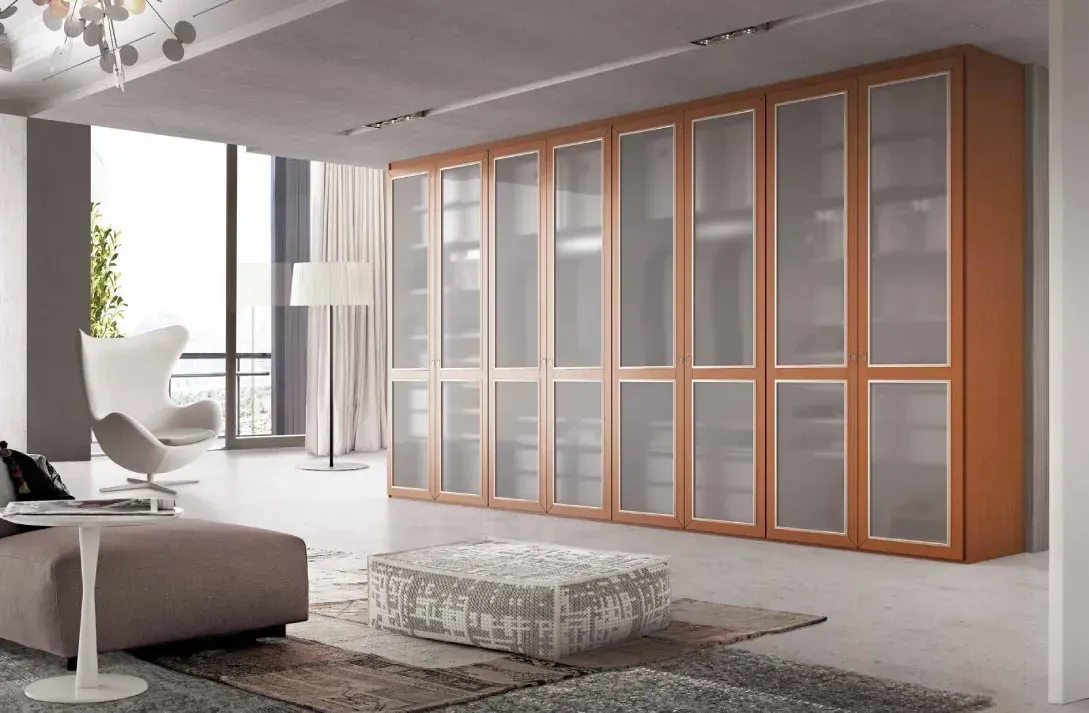 Una sala de estar con un gran armario y un sofá.