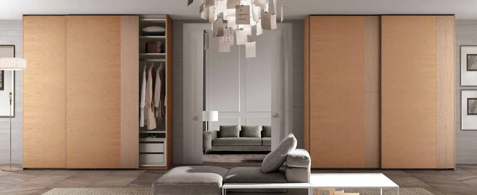 Una sala de estar con puertas corredizas y un sofá.