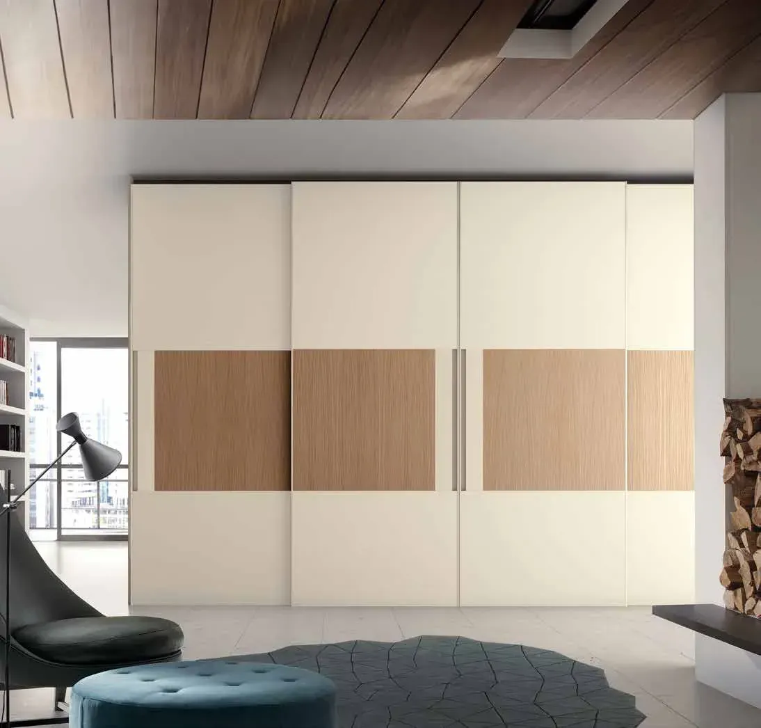 Una sala de estar con puertas corredizas y una silla.