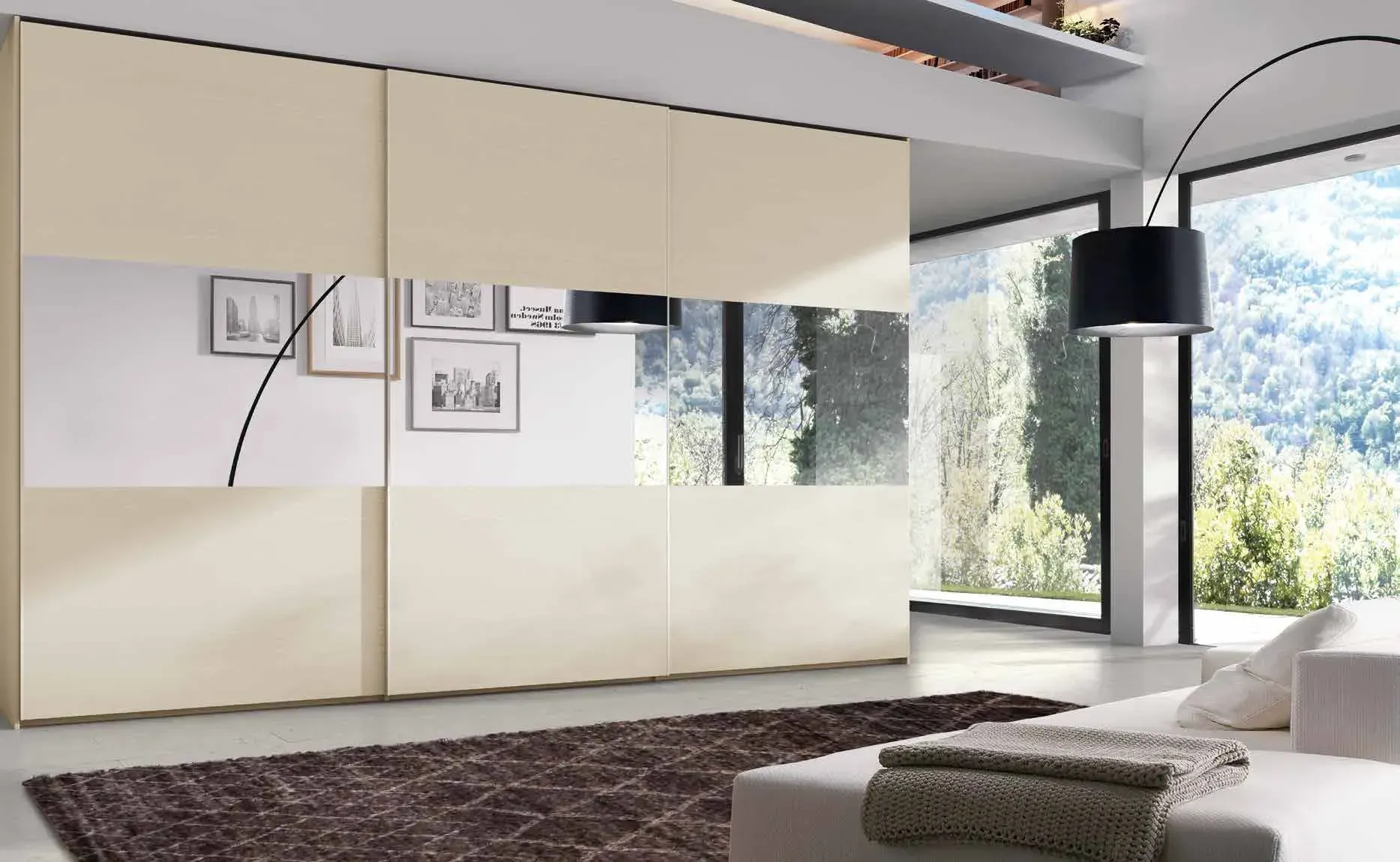 Una sala de estar con un gran armario y una alfombra.