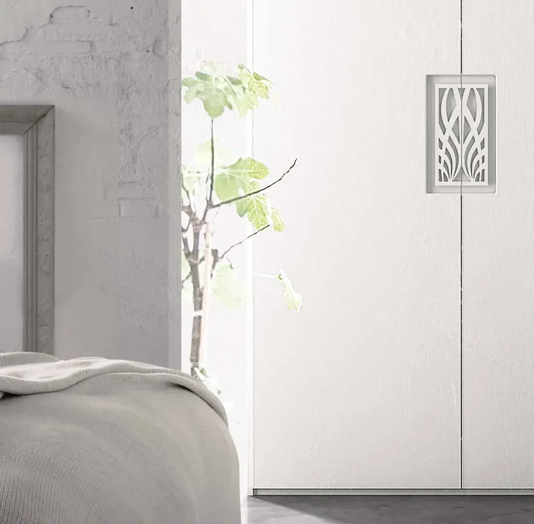 Un dormitorio con una cama y un armario blanco.