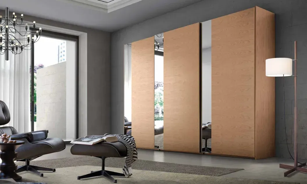 Una sala de estar con un gran armario y una silla.