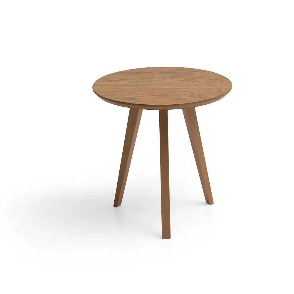 Una mesa redonda de madera con tres patas sobre un fondo blanco.