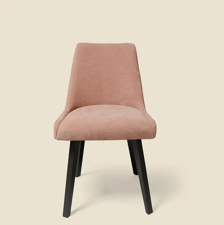Una silla rosa con patas negras sobre un fondo beige.